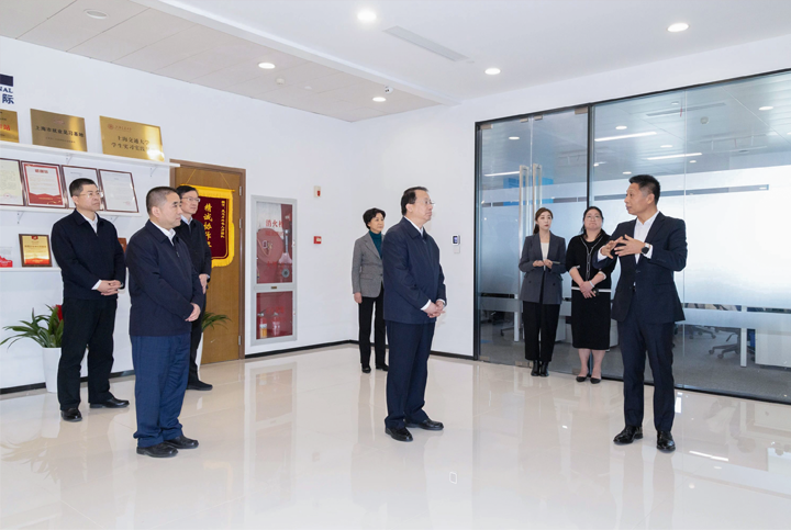 上海市长龚正一行察看AI知名人力资源服务公司Ebpay国际的AI赋能人力资源数据动态分析平台